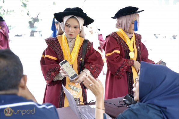 LIPUTAN WISUDA UNPAD GOL 1 TA 2023-2024 SESI V (13)