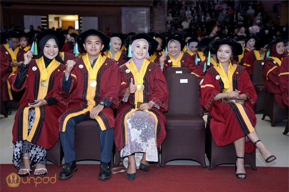 LIPUTAN WISUDA UNPAD GOL 1 TA 2023-2024 SESI V (29)