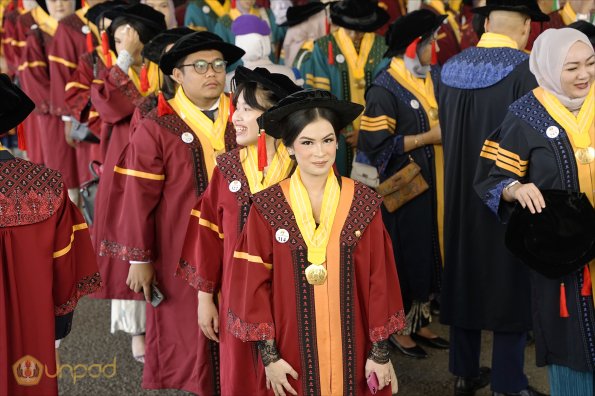 LIPUTAN WISUDA UNPAD GOL 1 TA 2023-2024 SESI VI (15)