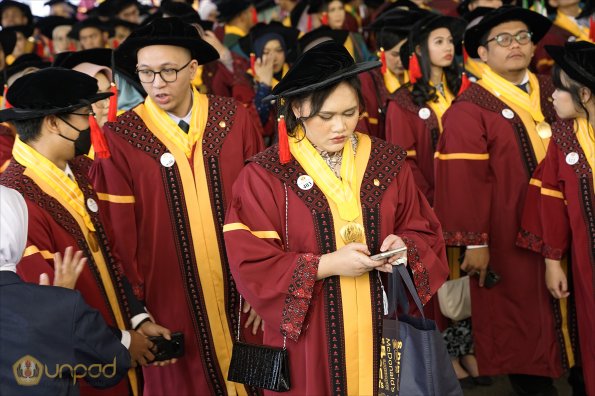 LIPUTAN WISUDA UNPAD GOL 1 TA 2023-2024 SESI VI (18)