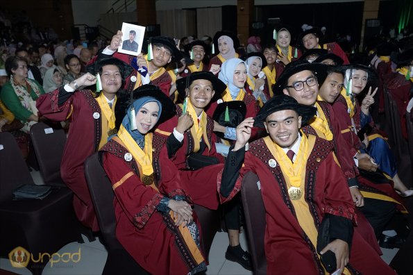 LIPUTAN WISUDA UNPAD GOL 1 TA 2023-2024 SESI VI (51)