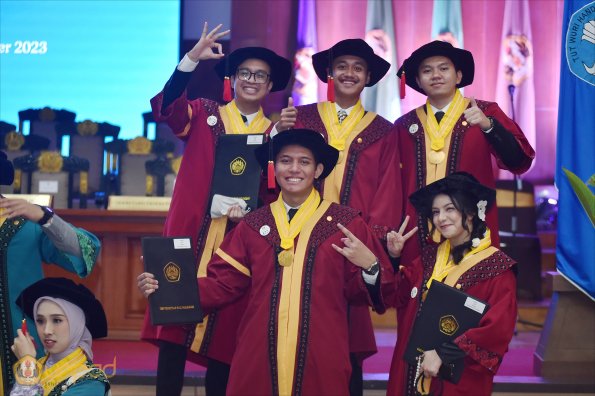LIPUTAN WISUDA UNPAD GOL 1 TA 2023-2024 SESI VI (88)