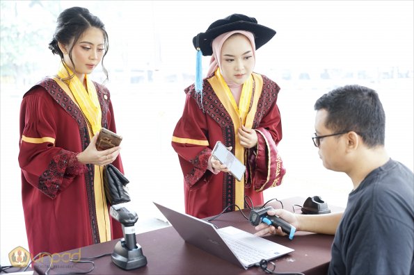 LIPUTAN WISUDA UNPAD GOL 1 TA 2023-2024 SESI VIII (17)