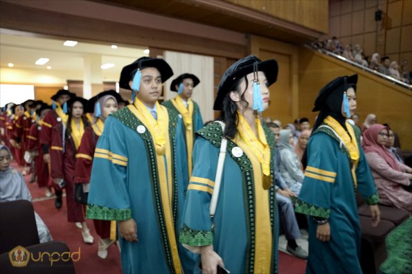 LIPUTAN WISUDA UNPAD GOL 1 TA 2023-2024 SESI VIII (25)