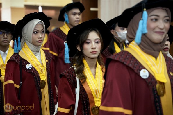LIPUTAN WISUDA UNPAD GOL 1 TA 2023-2024 SESI VIII (29)