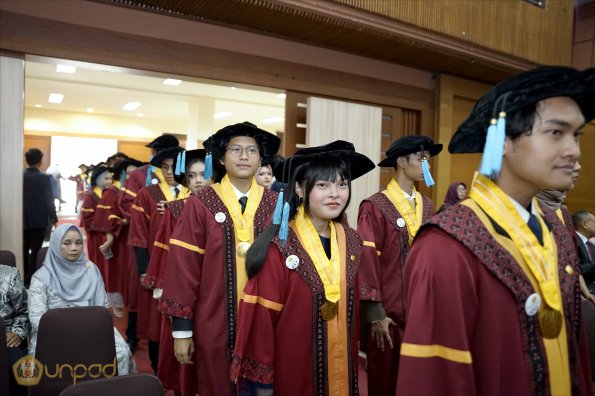 LIPUTAN WISUDA UNPAD GOL 1 TA 2023-2024 SESI VIII (32)