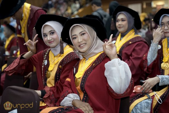 LIPUTAN WISUDA UNPAD GOL 1 TA 2023-2024 SESI VIII (34)