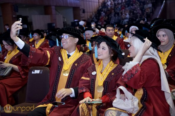 LIPUTAN WISUDA UNPAD GOL 1 TA 2023-2024 SESI VIII (77)