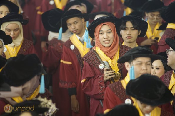LIPUTAN WISUDA UNPAD GOL 1 TA 2023-2024 SESI VIII (8)