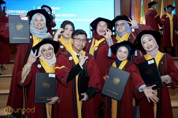 LIPUTAN WISUDA UNPAD GOL 1 TA 2023-2024 SESI VIII (95)