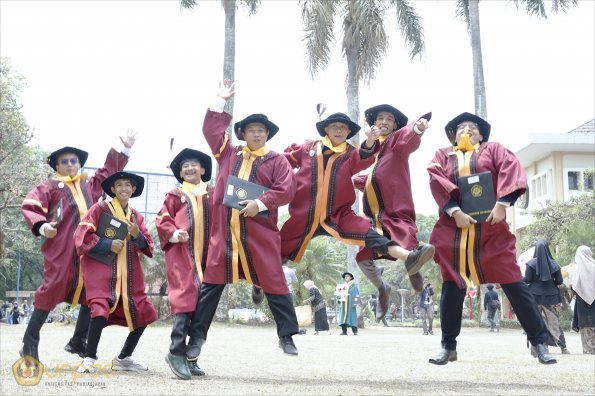 LIPUTAN WISUDA UNPAD GOL 1 TA 2023-2024 SESI VIII (97)