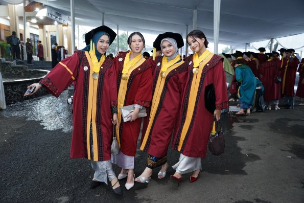 LIPUTAN WISUDA UNPAD GEL I TA 2024-2025 SESI III  (65)