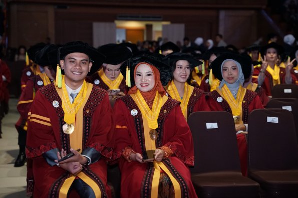 LIPUTAN WISUDA UNPAD GEL I TA 2024-2025 SESI III  (97)