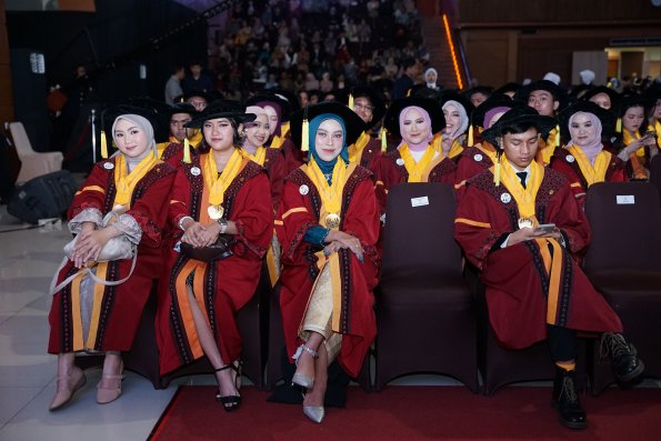 LIPUTAN WISUDA UNPAD GEL I TA 2024-2025 SESI III  (98)