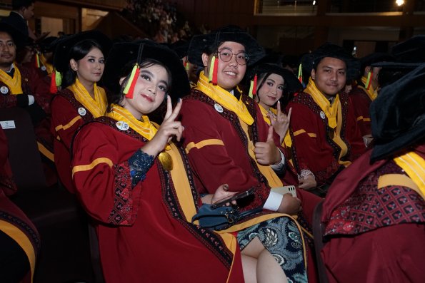 LIPUTAN WISUDA UNPAD GEL I TA 2024-2025 SESI IV (112)