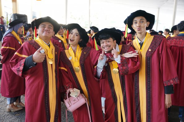 LIPUTAN WISUDA UNPAD GEL I TA 2024-2025 SESI IV (69)