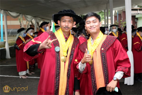 LIPUTAN WISUDA UNPAD GEL III TA 20212022 SESI IV (56)