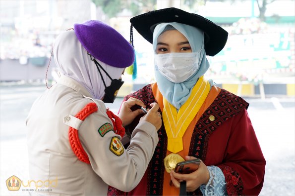 LIPUTAN WISUDA UNPAD GEL III TA 20212022 SESI III (V) (31)