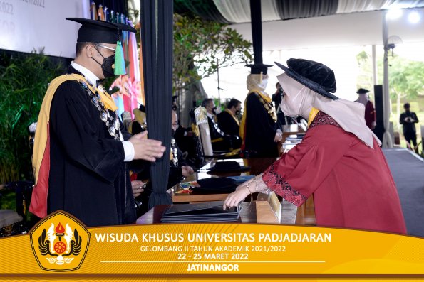 Wisuda Khusus Unpad gel II TA 2021-2022 oleh Dekan (24)
