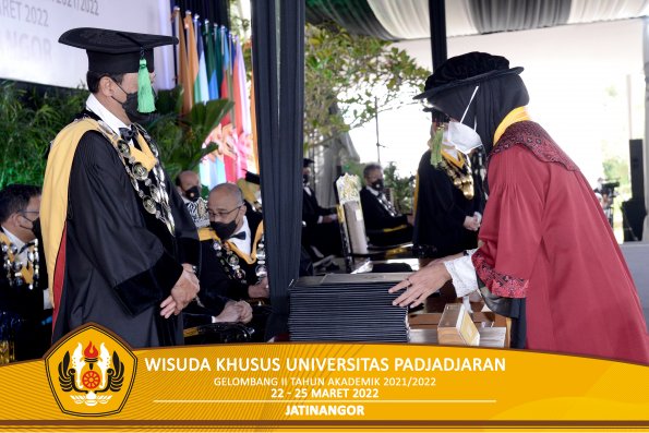 Wisuda Khusus Unpad gel II TA 2021-2022 oleh Dekan (40)