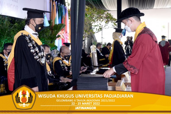 Wisuda Khusus Unpad gel II TA 2021-2022 oleh Dekan (46)
