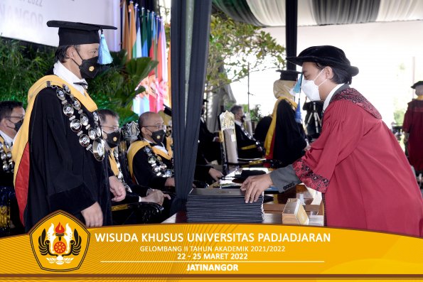Wisuda Khusus Unpad gel II TA 2021-2022 oleh Dekan (50)