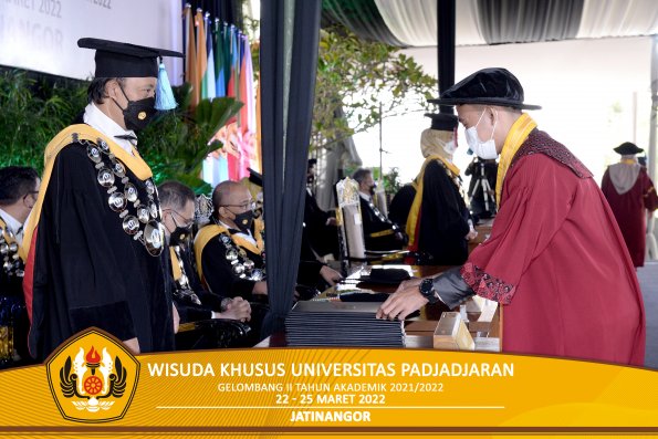 Wisuda Khusus Unpad gel II TA 2021-2022 oleh Dekan (52)