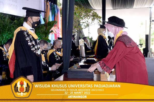 Wisuda Khusus Unpad gel II TA 2021-2022 oleh Dekan (56)