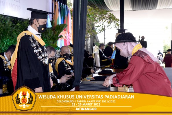 Wisuda Khusus Unpad gel II TA 2021-2022 oleh Dekan (57)