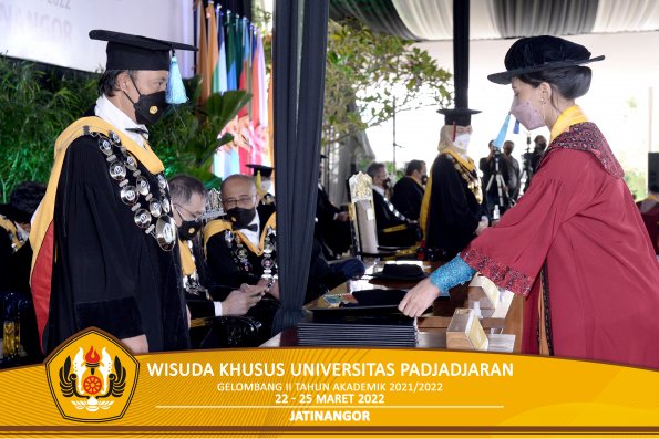 Wisuda Khusus Unpad gel II TA 2021-2022 oleh Dekan (58)