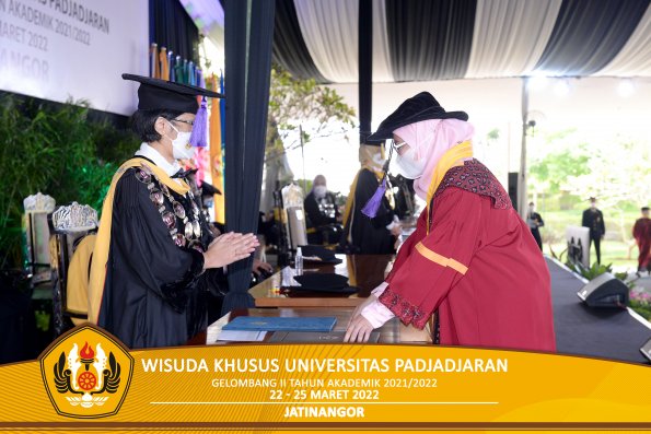 Wisuda Khusus Unpad gel II TA 2021-2022 oleh Dekan (36)