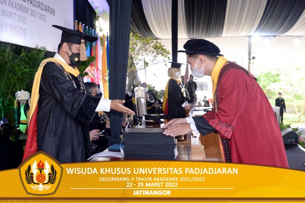 Wisuda Khusus Unpad gel II TA 2021-2022 oleh Dekan (43)