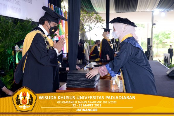 Wisuda Khusus Unpad gel II TA 2021-2022 oleh Dekan (49)