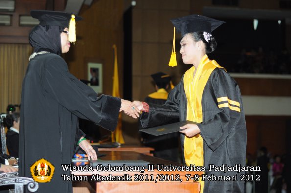 wisuda-fakultas-ekonomi-dan-bisnis-oleh-dekan-043-copy