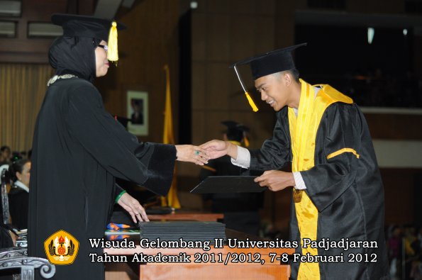 wisuda-fakultas-ekonomi-dan-bisnis-oleh-dekan-182-copy