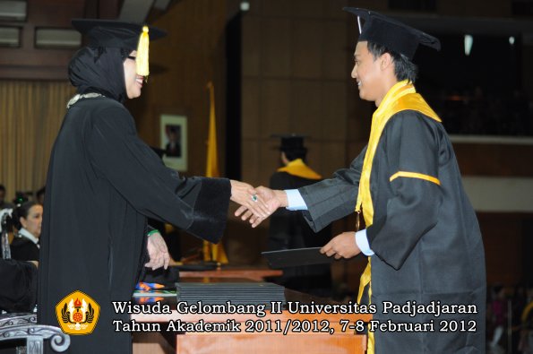 wisuda-fakultas-ekonomi-dan-bisnis-oleh-dekan-184-copy