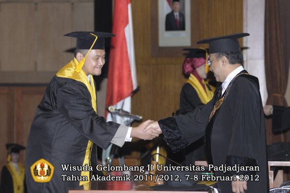 wisuda-fakultas-ekonomi-dan-bisnis-oleh-rektor-046-copy