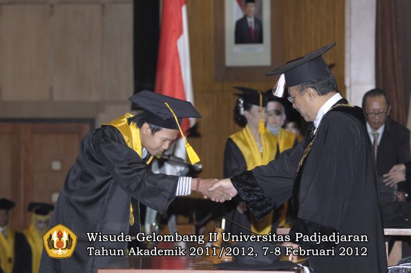 wisuda-fakultas-ekonomi-dan-bisnis-oleh-rektor-048-copy