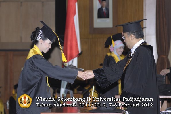 wisuda-fakultas-ekonomi-dan-bisnis-oleh-rektor-049-copy