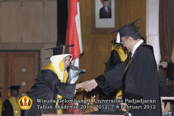 wisuda-fakultas-ekonomi-dan-bisnis-oleh-rektor-052-copy