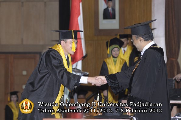 wisuda-fakultas-ekonomi-dan-bisnis-oleh-rektor-053-copy