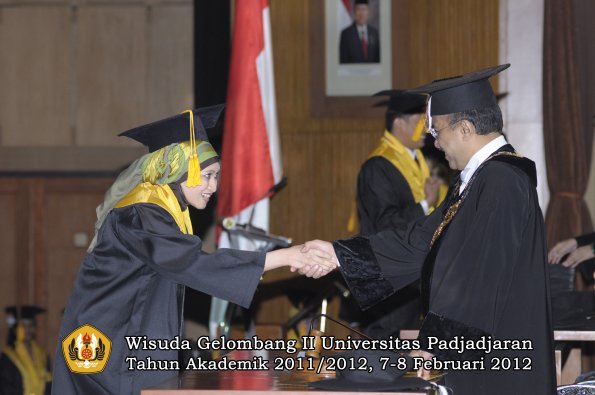 wisuda-fakultas-ekonomi-dan-bisnis-oleh-rektor-054-copy