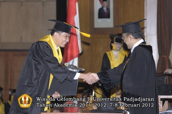 wisuda-fakultas-ekonomi-dan-bisnis-oleh-rektor-055-copy