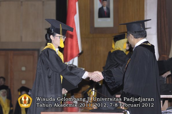 wisuda-fakultas-ekonomi-dan-bisnis-oleh-rektor-056-copy