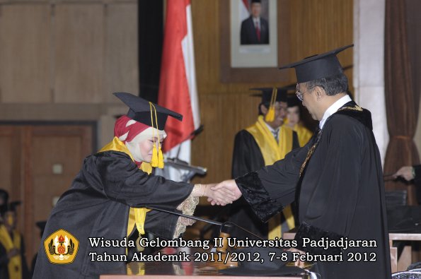 wisuda-fakultas-ekonomi-dan-bisnis-oleh-rektor-060-copy