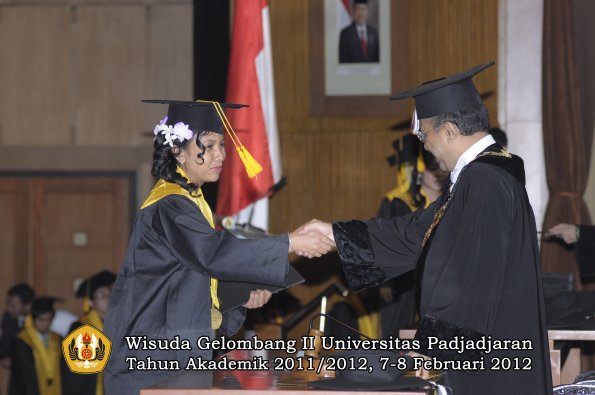 wisuda-fakultas-ekonomi-dan-bisnis-oleh-rektor-063-copy