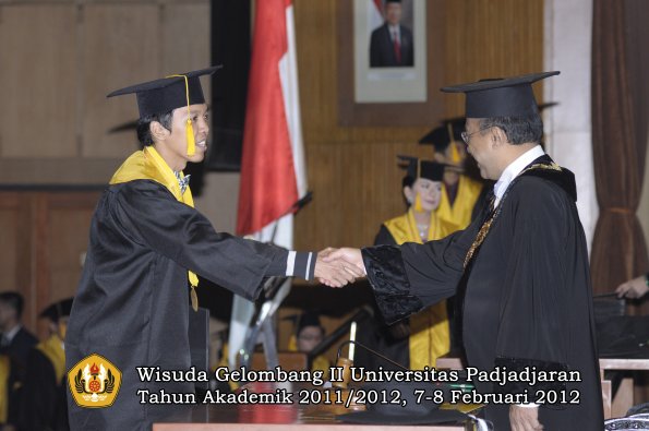 wisuda-fakultas-ekonomi-dan-bisnis-oleh-rektor-066-copy