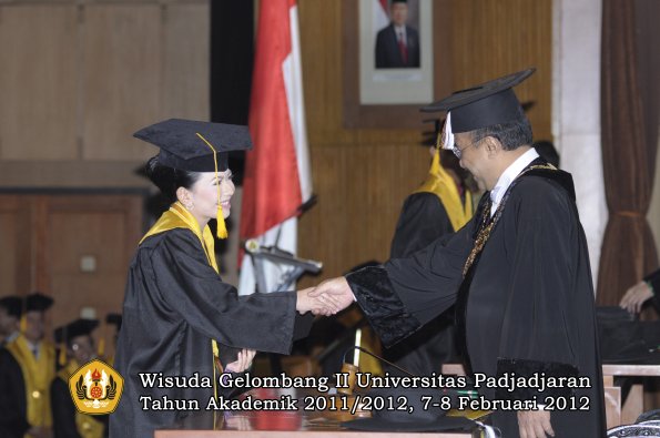 wisuda-fakultas-ekonomi-dan-bisnis-oleh-rektor-067-copy