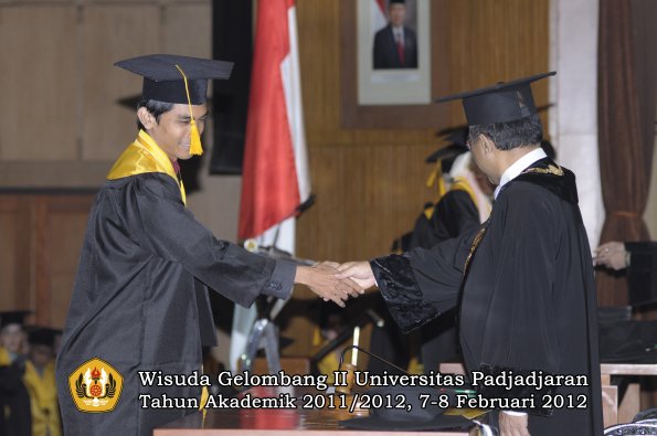 wisuda-fakultas-ekonomi-dan-bisnis-oleh-rektor-068-copy