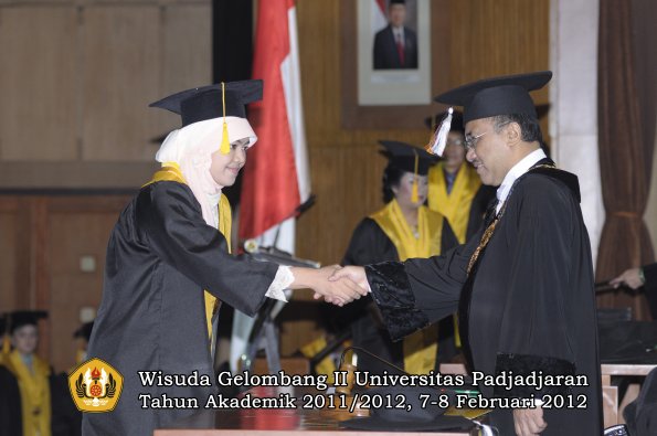 wisuda-fakultas-ekonomi-dan-bisnis-oleh-rektor-069-copy